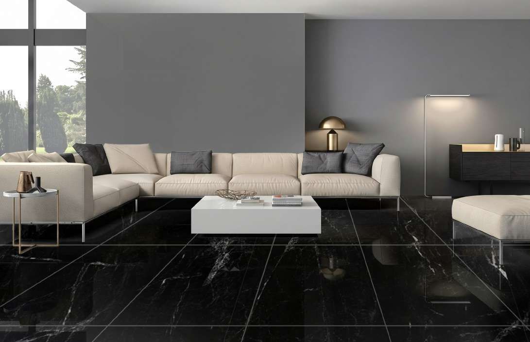 Granit Oceania LAGATSBY PRETO 135x60 terpasang — Ruang keluarga gelap dengan lantai marmer hitam.