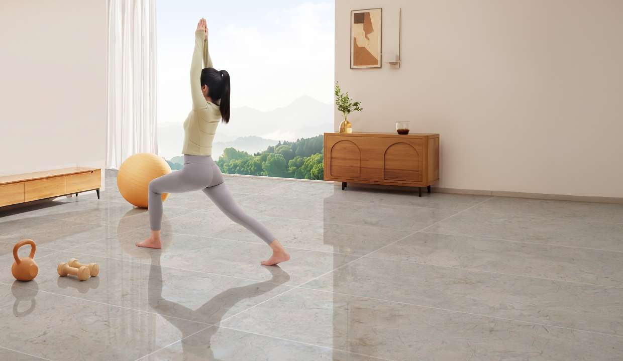Granit Oceania LAPLATINE CINZA 135x60 terpasang — Ruang latihan dengan lantai abu terang, sambungan minim.